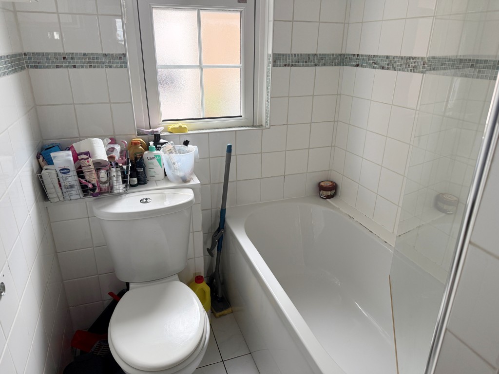 Lot: 11 - TWO-BEDROOM FLAT FOR INVESTMENT IN TOWN CENTRE - Bathroom with bath & WC